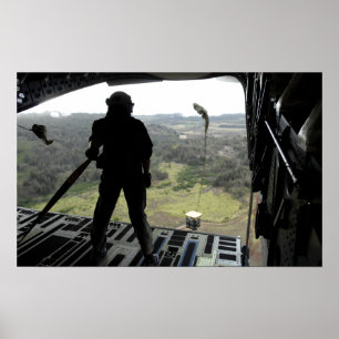 Airman ser en träningslapp poster