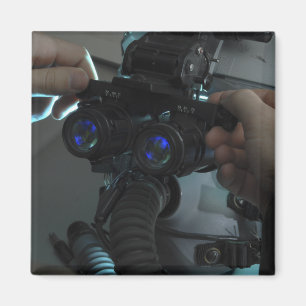 Airmanen justerar det eyespan magnet