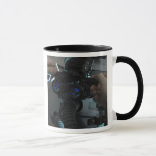Airmanen justerar det eyespan mugg