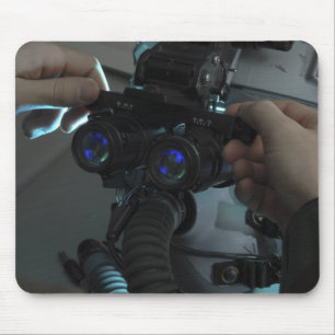 Airmanen justerar det eyespan musmatta