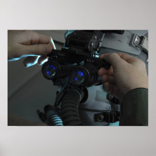 Airmanen justerar det eyespan poster
