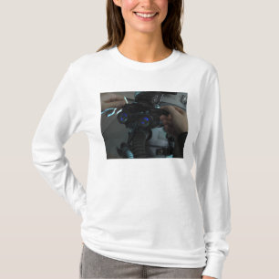 Airmanen justerar det eyespan t shirt