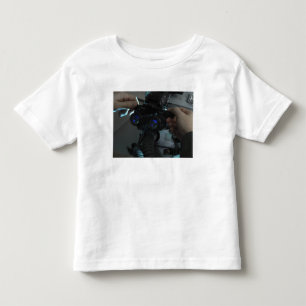 Airmanen justerar det eyespan t-shirt