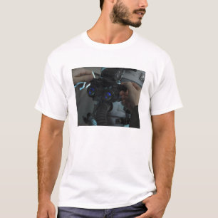 Airmanen justerar det eyespan tee shirt