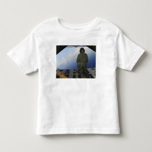Airmanen observerar att bevattnar av bukten av t-shirt