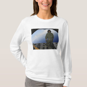Airmanen observerar att bevattnar av bukten av t-shirt
