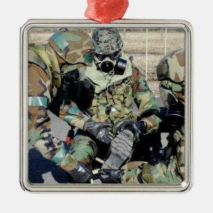 Airmen hjälper en Republic of Korea armésoldat Julgransprydnad Metall
