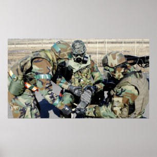 Airmen hjälper en Republic of Korea armésoldat Poster