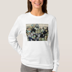 Airmen hjälper en Republic of Korea armésoldat T-shirt