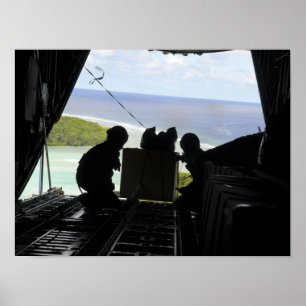 Airmen skjuter ut en palett av donerade godor 2 poster