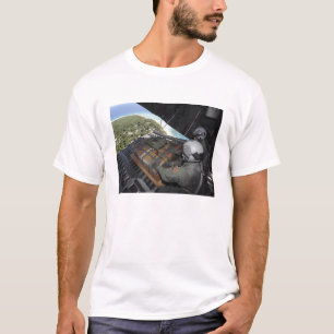 Airmen skjuter ut en palett av donerade godor 2 t shirt