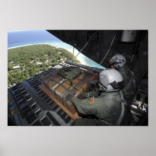 Airmen skjuter ut en palett av donerade godor poster