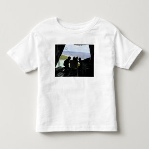 Airmen skjuter ut en palett av donerade godor t shirt