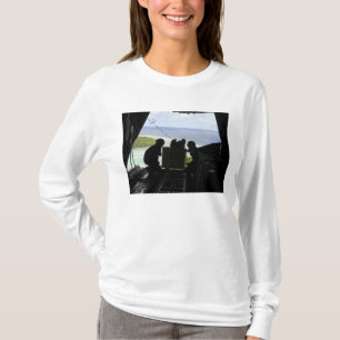 Airmen skjuter ut en palett av donerade godor t-shirt