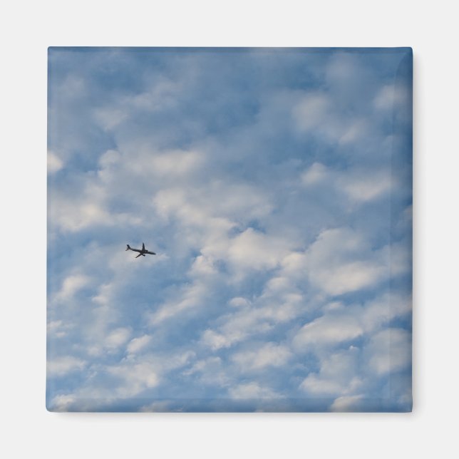 Airplane Crossing a Cloud-Filled Blue Sky Magnet (Framsidan)