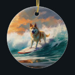 Akita Beach Surfing Painting Julgransprydnad Keramik<br><div class="desc">Lägg dig i den lekande världen i hund äventyr med den här fängslande målningen. En andlig hund tar sig till vågar och kör skickligt surfan på en strand som kysstes av sol. Den sjudande konsten fångar på ett vackert sätt kärnan i den upphetsning som finns vid sidan av när hund...</div>