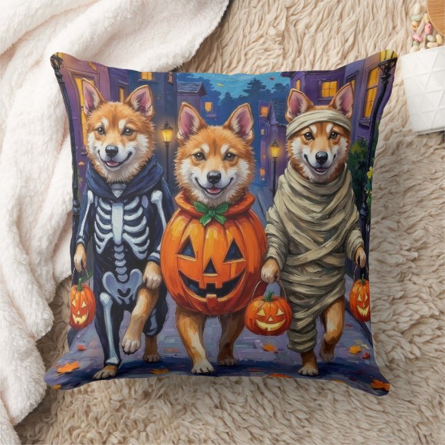 Akita Hundar Trick-or-Treating in Halloween Costum Kudde (Filt)