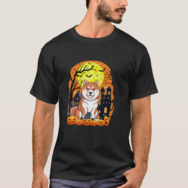 Akita Inu Hund with Pumpkins funny Scary Halloween T Shirt (Framsida)
