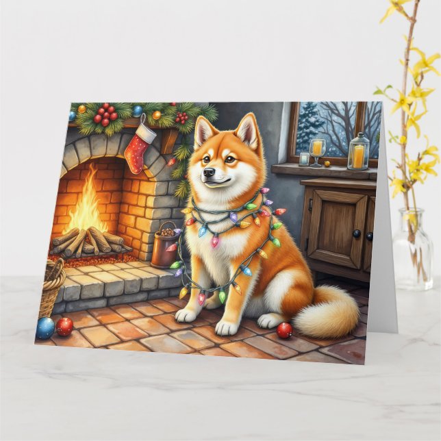 Akita Sitting by Fireplace with Christmas Lights Kort (Gul blomma)