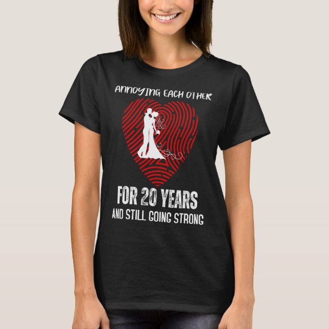 Åklagar varandra i 20 år och går fortfarande t shirt (Framsida)