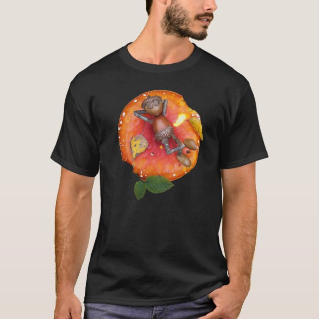 Akorn Elf vilande på svampen T Shirt (Framsida)