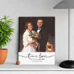 Äkta kärlek Bröllop-foto Canvastryck<br><div class="desc">Bröllop fotoduk för nygifta eller gifta par. Äkta kärlek skrivs i handskriven typografi och mallen är inställd så att du kan lägga till det nytillkomna parets namn och bröllop-datum.</div>