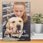 Äkta kärlek har 4 Tass Anpassningsbar Pet Hund äls<br><div class="desc">Äkta kärlek har fyra Tass! Fira din bästa vän med en unik hund-fotoplack och keepsaké för anpassningsbarna. Överraska din favorit hund älskare, oavsett om det är en födelsedag, Mors dag, valentines day eller jul med den här söta kärlek-fotoplaketten hund. Detta Äkta kärlek med hund fotofilt i pappersformat är perfektens gåva...</div>