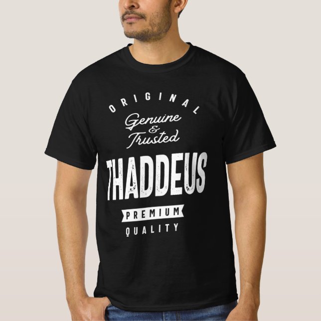 Äkta och betrodd Thaddeus Personlig Namn T Shirt (Framsida)