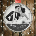 Äkta och gifta Vintagar och tidslösa Newlyweds Julgransprydnad Metall<br><div class="desc">Minneshögtidlighålla din hedersfest genom att memorera din bröllopsdag med den här vintagen, tidlös och klassiskt nyvunnet prydnadsämne. Anpassa den med eget foto, egen fras och datum. Den här sofistikerade prydnadsformen med exquisite typography kommer att säkerställa en långvarig token av din mest minnesvärda dag. Kommer att se häpnadsväckande ut på Julgran....</div>