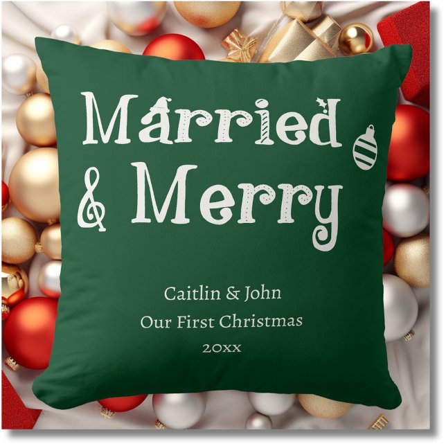 Äkta och god jul - Nyfödda Grönten Kudde (Married & Merry personalized newlywed couple first Christmas together green with white typography.)
