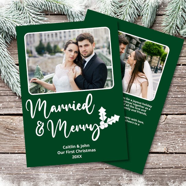 Äkta och nyfödda första julfoto julkort (Married & Merry Custom Photo Christmas Card in Green with Holly, Personal Message & Photo on back.)