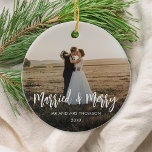 Äkta och nyfödda julfoto julgransprydnad keramik<br><div class="desc">Fira din första julhelg som nygifta med en gift och god jul som prydar dina vänner och din familj. Har modern skripttypografi.</div>
