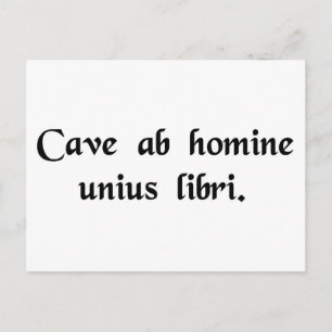 Akta sig av någon som har precis en bok vykort