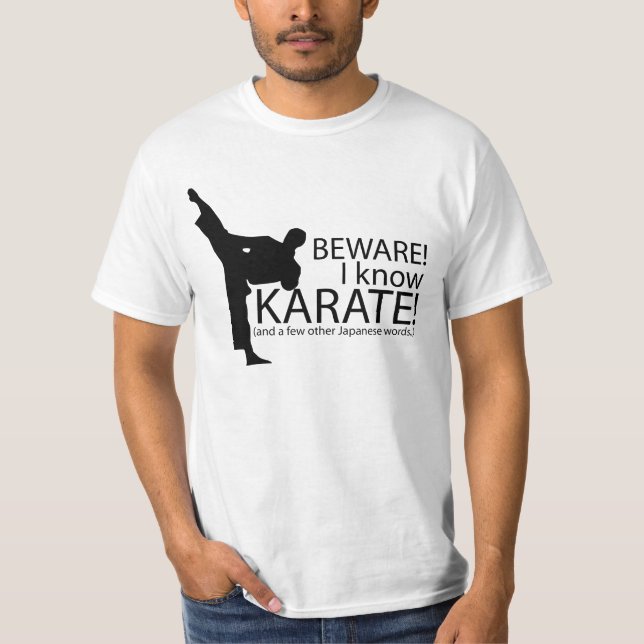 Akta sig! Jag vet Karate! T-tröjaSayings. Tee Shirt (Framsida)