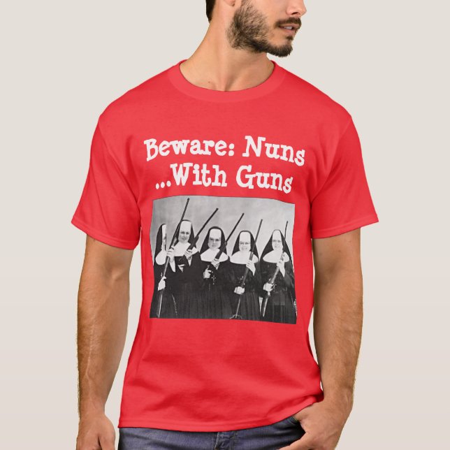 Akta sig: Nunnor… med vapen Tee Shirt (Framsida)