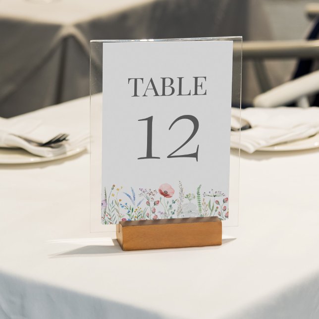 Äktenskaplig Bordnummer för Vildblomsäng Bordsnummer (Wildflower Meadow Wedding Table Number Card on a sunny outdoor wedding table.)