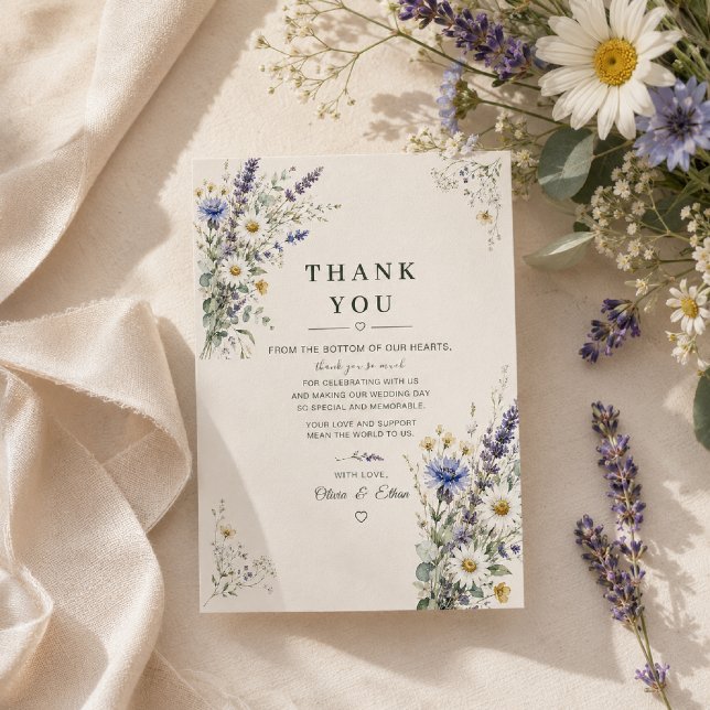 Äktenskapligt tacksamt kort för vildblomsäng (Elegant Thank You card styled with fresh wildflowers and soft natural light.)
