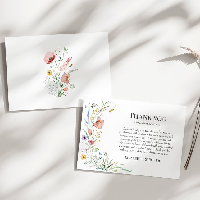 Äktenskapskort för tacksamhet med vildblommor äng  tack kort (Boho Wildflower Meadow Wedding Thank You Card on a sunny white table.)