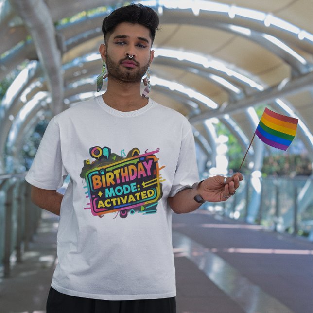 Aktiverat födelsedagsläge graffiti Tee (Skapare uppladdad)