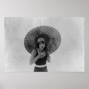 Aktris Betty Compson som äter glass Poster