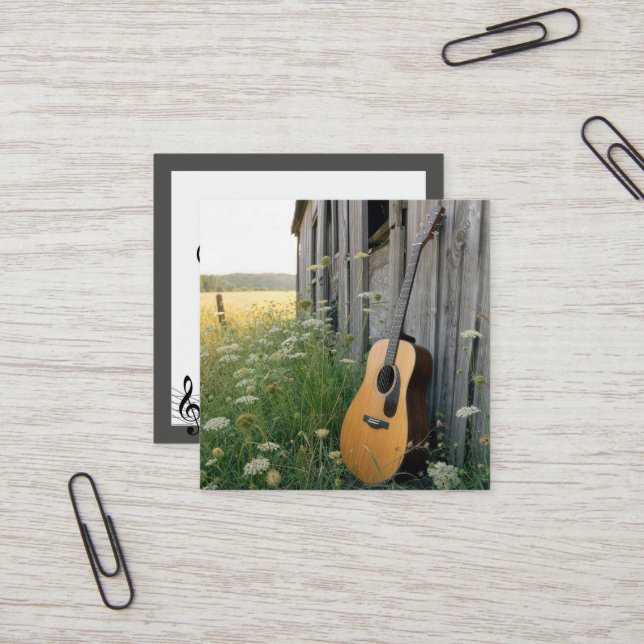 Akustisk gitarr lutande mot en lanthandel fyrkantigt visitkort (Fram/Back In Situ)