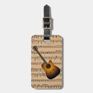 Akustisk gitarr med notbladbakgrund bagagebricka