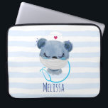 Akut ört med en medicinsk mask laptop fodral<br><div class="desc">Ett laptop sleeve med en söt illustration av en blå björn som bär en sjukhatt med lite hjärta på den. Även med en skyddande ansikte-mask och med ett blått streck.</div>