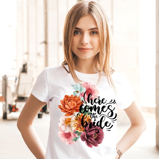 Akvarell blommig här kommer bruden t shirt (Skapare uppladdad)