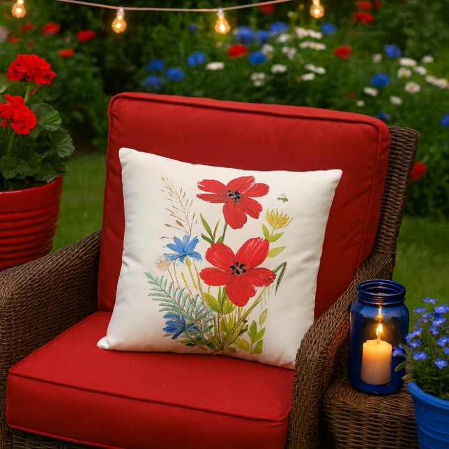 Akvarell Röda och Blå Blommor på en Vit Kudde (festive summer patio mockup featuring the red poppy pillow and it’s bursting with charm.)