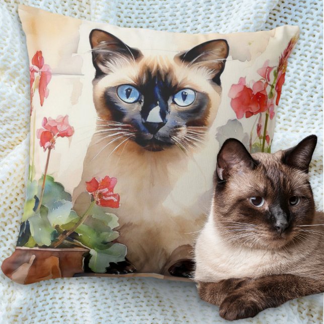 Akvarell siamesisk katt med röda pelargoner kudde (A pillow cushion with illustration of a Siamese cat with red geraniums in a watercolor style)