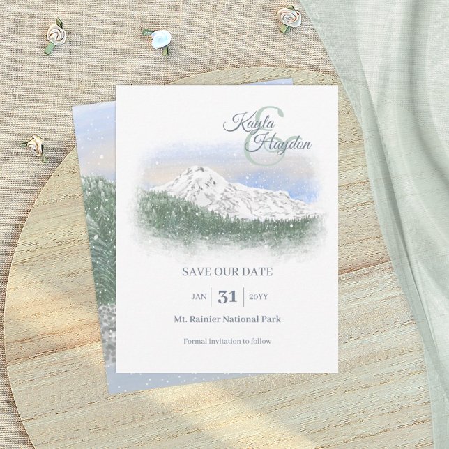 Akvarell, snöig berg, vinterbröllop inbjudningar (Mt. Rainier, Snow mountains, forest wedding save our date card, light green dusty blue)