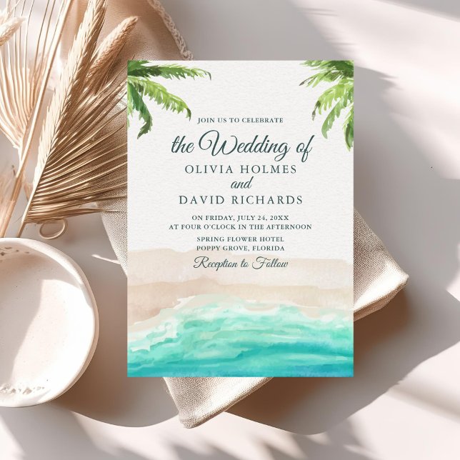 Akvarell Tropisk Strand och Palmträd Bröllop Inbjudningar (Watercolor Tropical Beach and Palm Trees Wedding Invitation on a sunny neutral boho table.)