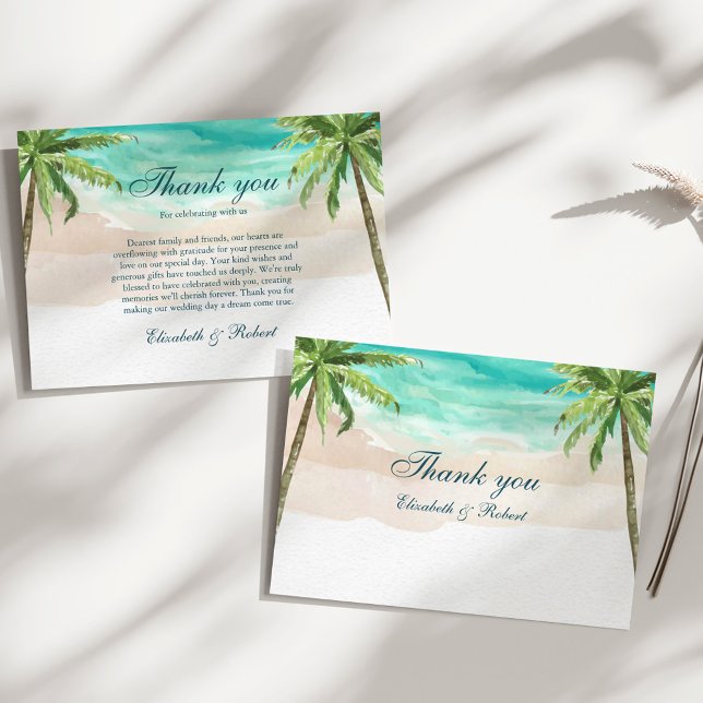 Akvarell Tropisk Strand och Palmträd Bröllop Tack Kort (Watercolor Tropical Beach and Palm Trees Wedding Thank You Card on a sunny white table.)