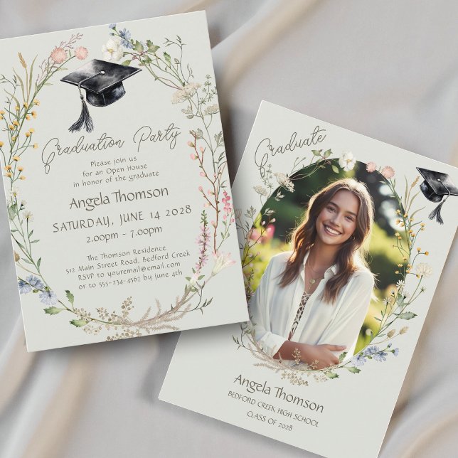 Akvarell vildbloms krans foto examen inbjudningar (Sage green Wildflower wreath, student cap graduation part invitation)